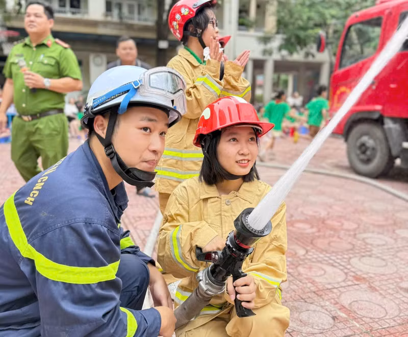 Trong vai chiến sĩ PCCC và CNCH, các bạn nhỏ được trải nghiệm và thực hành điều khiển Lăng phun chữa cháy tư thế đứng cao và tư thế quỳ thấp, phù hợp từng tình huống chữa cháy. 3-8410-3122.jpg
