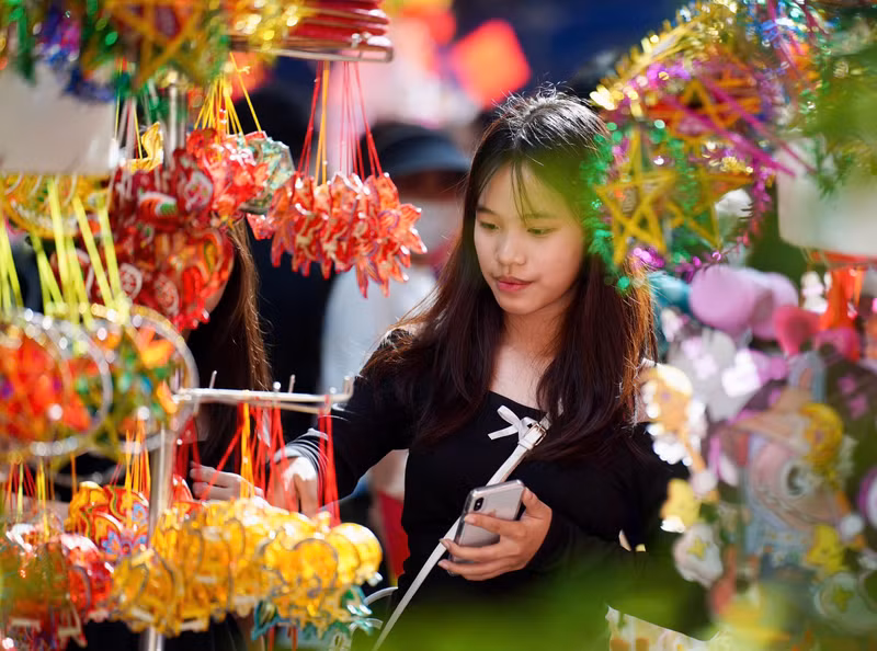 Một số bạn trẻ cũng tranh thủ mát trời lên phố Hàng Mã để đón Tết Trung Thu. 9.jpg