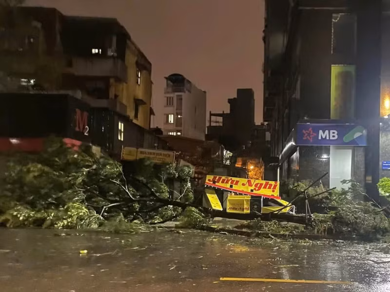Nhiều biển quảng cáo, mái tôn... la liệt dưới lòng đường. 9.jpg