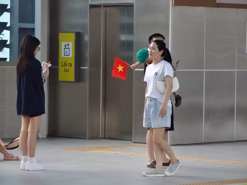 Tuyến đường sắt đô thị Nhổn - ga Hà Nội là tuyến đường hướng tâm, chạy từ khu vực ven Thủ đô vào sâu trong nội thành. Tuyến giúp giao thông Hà Nội giảm được áp lực phương tiện, ùn tắc, giảm áp lực cho các tuyến buýt cùng lộ trình. 10.JPG