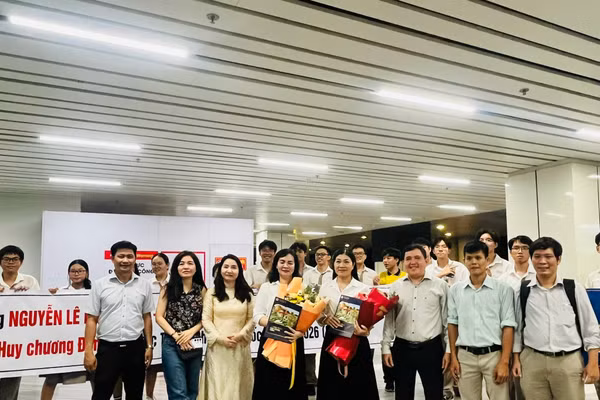 Giáo viên Trường THPT chuyên Lê Hồng Phong (TPHCM) trong buổi đón học sinh đạt Huy chương đồng Olympic Trí tuệ nhân tạo quốc tế. Ảnh: P.N