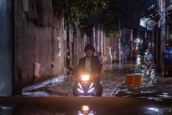 Mưa lớn cùng triều cường khiến nhiều nơi tại TPHCM ngập lớn. 