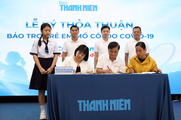 Báo Thanh Niên - Quỹ Bông Hồng Nhỏ - đại diện gia đình trẻ ký kết để bảo trợ lâu dài cho trẻ. Ảnh: MD