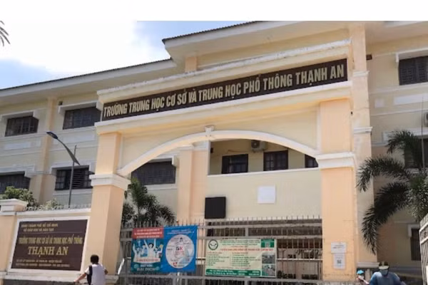 Cổng Trường THCS-THPT Thạnh An (xã Thạnh An, TPHCM)