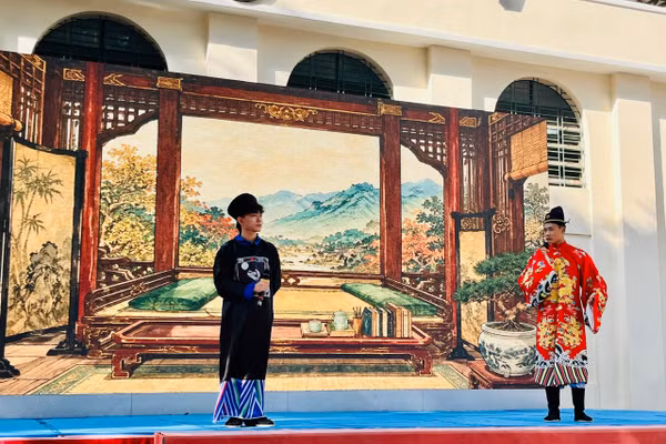 Nhà bác học Lê Quý Đôn (phải) từ trang sách bước vào sân khấu bằng sản phẩm của học sinh. Ảnh: Phương Nhi