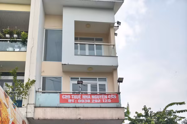 Nơi đặt trụ sở trung tâm Nhật ngữ Shizen nay đã dán bảng cho thuê nguyên căn. Ảnh: PHCC