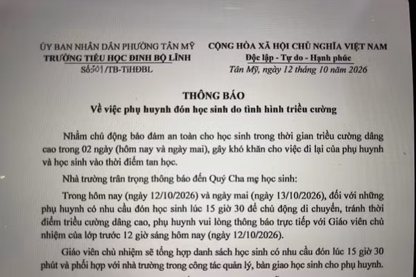 Thông báo của Trường tiểu học Đinh Bộ Lĩnh về việc đón học sinh do tình hình triều cường. Ảnh: Phương Nhi