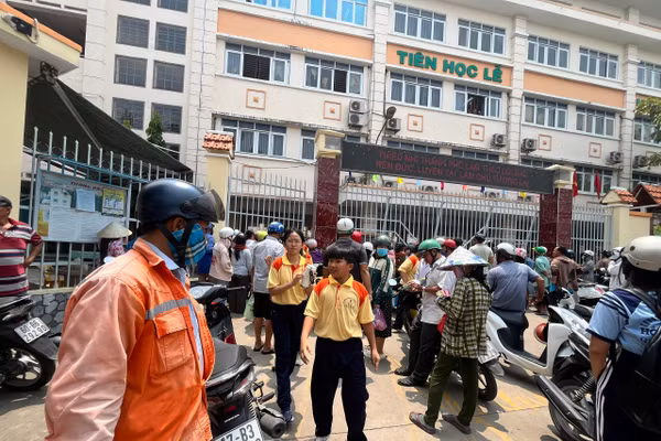 Học sinh Trường THCS Hồ Văn Long ra về trưa ngày 16/9 khi trường ngưng ký kết với nhà cung cấp suất ăn bán trú sau phản ánh của phụ huynh. Ảnh: P.N