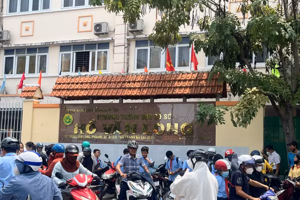 Cổng trường THCS Hồ Văn Long, phường Bình Tân, TPHCM trưa 16/9. Ảnh: P.N