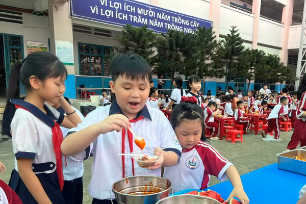 Học sinh hào hứng với việc tự lấy đồ ăn, tự phục vụ - Ảnh: P.N