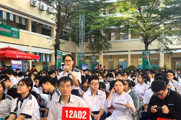 Học sinh Trường THPT Võ Thị Sáu đặt câu hỏi cho các chuyên gia tư vấn nghề nghiệp. Ảnh: P.N