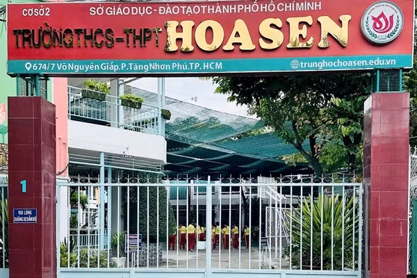Cổng trường THCS-THPT Hoa Sen tại cơ sở Xa lộ Hà Nội