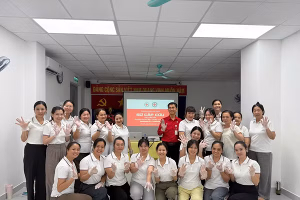 Giáo viên Trường chuyên biệt Tương Lai, TPHCM trong một buổi tập huấn về sơ cấp cứu. Ảnh: NTCC