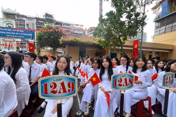  Trường THPT Trần Khai Nguyên là một trong 298 trường tham gia đợt tuyên truyền nhận diện nguy cơ trên không gian mạng. Ảnh: Phương Nhi
