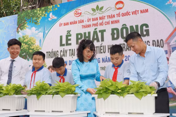 Trường tiểu học Trần Hưng Đạo phát động trồng cây để nuôi tâm hồn xanh cho các em học sinh