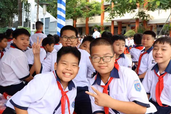Học sinh Trường THCS Nguyễn Văn Trỗi vui vẻ bước vào năm học mới 2026-2027
