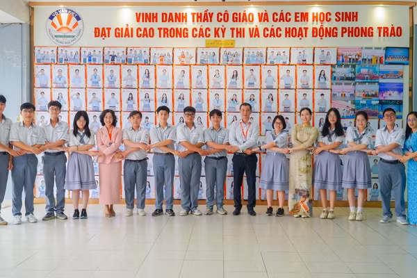 Trường THPT Võ Văn Kiệt vinh danh giáo viên và học sinh đạt giải cao trong các kỳ thi và hoạt động phong trào. Ảnh: NTCC