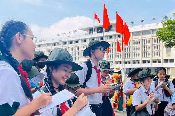 Học sinh TPHCM tham gia một hoạt động tham quan, học tập tại Dinh Độc Lập.
