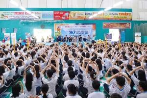 Trang bị kiến thức cơ bản về văn hoá, nghệ thuật và tăng cường hoạt động thể dục, thể thao, nâng cao thể chất cho học sinh, nhận được sự đồng tình của nhiều chuyên gia.