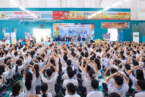 Trang bị kiến thức cơ bản về văn hoá, nghệ thuật và tăng cường hoạt động thể dục, thể thao, nâng cao thể chất cho học sinh, nhận được sự đồng tình của nhiều chuyên gia.