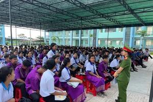 Các em học sinh Trường THCS - THPT DTNT Vĩnh Châu trong một buổi phổ biến tuyên truyền pháp luật.