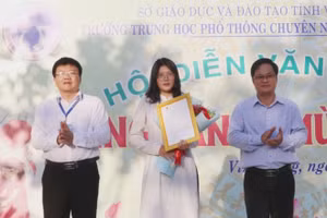Phó Giám đốc Sở GD&ĐT tỉnh Vĩnh Long Võ Văn Bé Hai đại diện lãnh đạo tỉnh trao thư chúc mừng của Chủ tịch UBND tỉnh Trần Trí Quang cho em Trịnh Phương Thảo.
