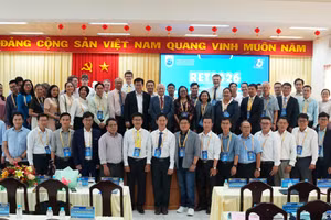 Đại biểu tham dự hội thảo chụp ảnh lưu niệm.