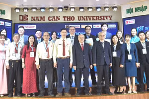 Ban tổ chức cùng các chuyên gia, nhà khoa học tham gia hội thảo.