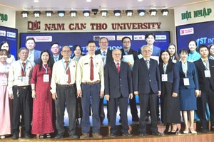 Ban tổ chức cùng các chuyên gia, nhà khoa học tham gia hội thảo.