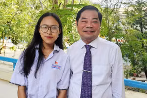 Nữ sinh Nguyễn Ngọc Như Linh và TS Phùng Kim Phú, Hiệu trưởng Trường THPT Hoàng Diệu.