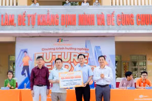 Ông Thái Đăng Khoa - Bí thư phường Phú Lợi trao học bổng.