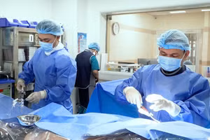 Các bác sĩ Bệnh viện ĐH Nam Cần Thơ xử lý thành công ca tái hẹp nặng stent mạch vành từng đặt ở Hàn Quốc.