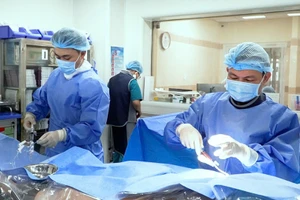 Các bác sĩ Bệnh viện ĐH Nam Cần Thơ xử lý thành công ca tái hẹp nặng stent mạch vành từng đặt ở Hàn Quốc.