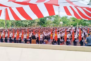 Trường THPT Phan Văn Trị (TP Cần Thơ) tập dượt cho lễ khai giảng năm học 2025 - 2026.