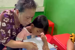 Từ lòng trắc ẩn của một cô giáo, bà Mươn mở lớp dạy học miễn phí trong 25 năm qua.