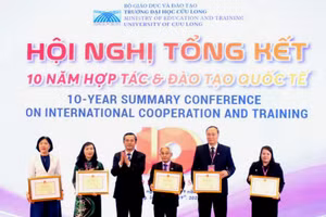 Thứ trưởng Bộ GD&ĐT Nguyễn Văn Phúc trao Bằng khen của Bộ GD&ĐT cho các tập thể, cá nhân Trường ĐH Cửu Long có thành tích xuất sắc trong hợp tác và đào tạo quốc tế giai đoạn 2015-2025.