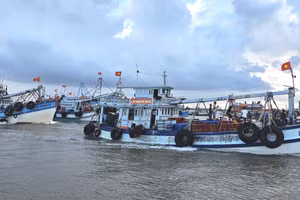 Hàng trăm tàu cá tham gia Nghinh Ông ở cửa biển Trần Đề.