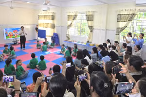 Các giáo viên dự giờ dạy và học của lớp Lá tại Trường Mầm non Rạng Đông.