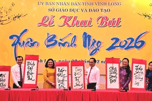 Lãnh đạo Tỉnh ủy, UBND tỉnh Vĩnh Long thực hiện nghi thức khai bút Xuân Bính Ngọ 2026.