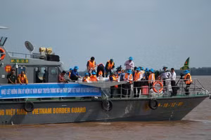 Hàng triệu con tôm giống được thả xuống cửa sông Hậu để tái tạo nguồn lợi thủy sản.