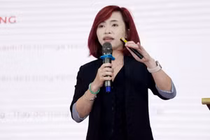 Bà Lê Thị Hải Yến, Giám đốc Trade Marketing ngành hàng chăm sóc nhà cửa của Unilever phát biểu tại hội thảo.