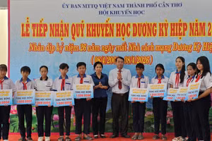 Phó Chủ tịch UBND TP Cần Thơ, ông Nguyễn Văn Khởi trao 20 suất học bổng Dương Kỳ Hiệp tại buổi lễ.