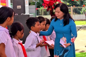 Bà La Thị Thúy - Giám đốc Sở GD&ĐT tỉnh Vĩnh Long tặng quà cho các em học sinh Trường TH Hàm Giang A.