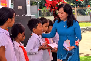 Bà La Thị Thúy - Giám đốc Sở GD&ĐT tỉnh Vĩnh Long tặng quà cho các em học sinh Trường TH Hàm Giang A.
