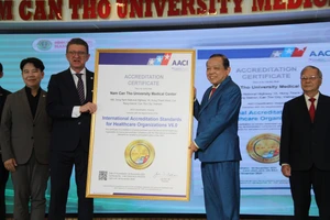 Tiến sĩ - Luật sư Nguyễn Tiến Dũng, Chủ tịch Công ty Bệnh viện Đại học Nam Cần Thơ (bên phải) đón chứng nhận AACI đầu tiên của ĐBSCL.