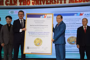 Tiến sĩ - Luật sư Nguyễn Tiến Dũng, Chủ tịch Công ty Bệnh viện Đại học Nam Cần Thơ (bên phải) đón chứng nhận AACI đầu tiên của ĐBSCL.
