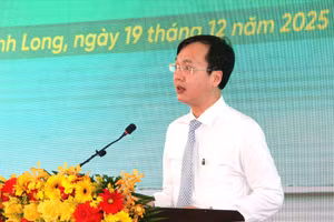 Chủ tịch UBND tỉnh Vĩnh Long Trần Trí Quang phát biểu tại lễ khởi công dự án cầu Đình Khao.