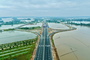 Cao tốc Cần Thơ - Cà Mau thông xe sau những năm tháng vượt khó thi công.