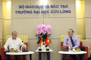 Lãnh đạo Trường ĐH Cửu Long và đối tác CHLB Đức trao đổi tại buổi làm việc.