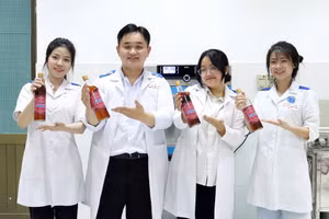 Nhóm sinh viên của Trường ĐH Trà Vinh tạo ra sản phẩm nước mắm chay từ củ hành tím.